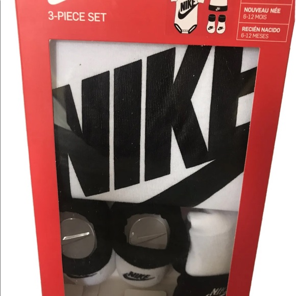Nike Sportswear Baby Bodysuit Beanie Booties 3 Piece Box Set Black White 6-12 Mo - Picture 3 of 8